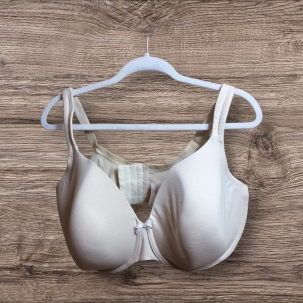 Cacique off-white lightly lined full coverage underwire bra. 44G